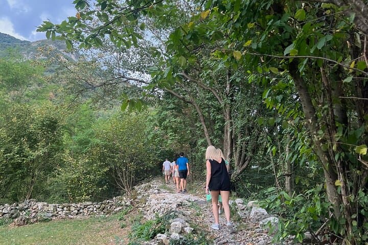 La 'Dolce Vita' Hike to Mountain House with Lake View Aperitivo