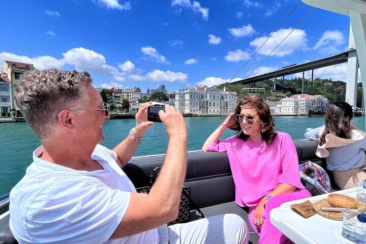 Istanbul Bosporus Yachtkreuzfahrt mit Fortgeschrittener und asiatischem Seitenhalt