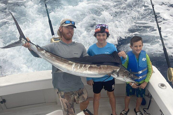 Charter di pesca privata al tramonto di 4 ore