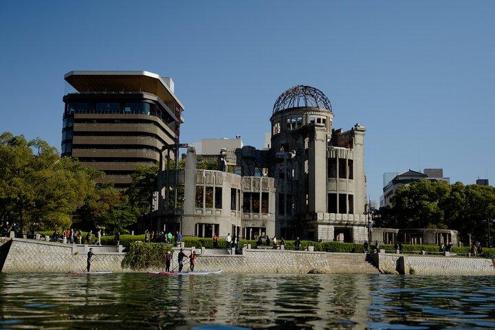 Friedliches SUP-Erlebnis auf den ruhigen Flüssen von Hiroshima