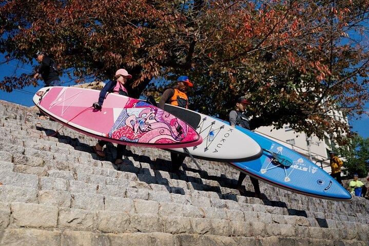 Friedliches SUP-Erlebnis auf den ruhigen Flüssen von Hiroshima