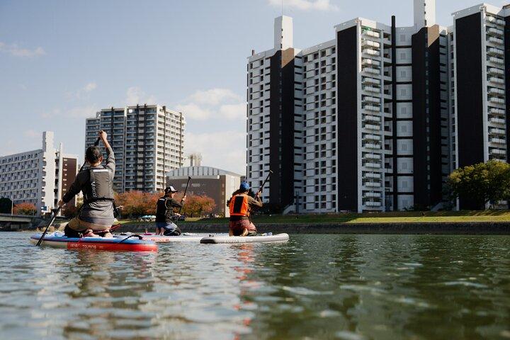 Friedliches SUP-Erlebnis auf den ruhigen Flüssen von Hiroshima