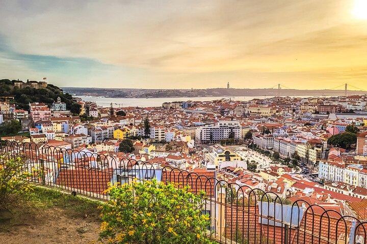 Lisbon tour Oldtown & Viewpoints on a tuktuk