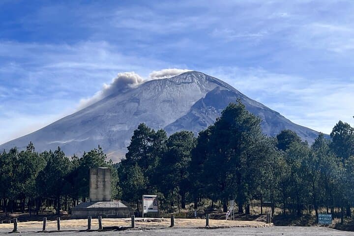Private Hike next to volcano at 14800 ft. from Mexico city