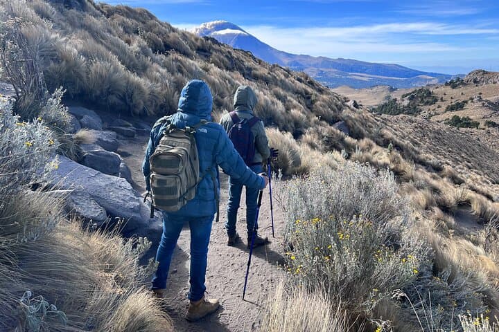 Private Hike next to volcano at 14800 ft. from Mexico city
