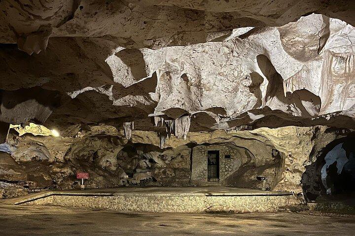 Explore os mistérios encantadores da caverna Green Grotto