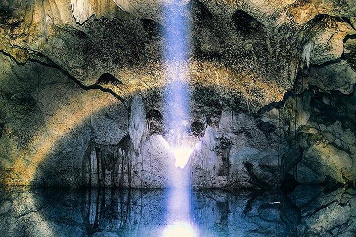 Explore os mistérios encantadores da caverna Green Grotto