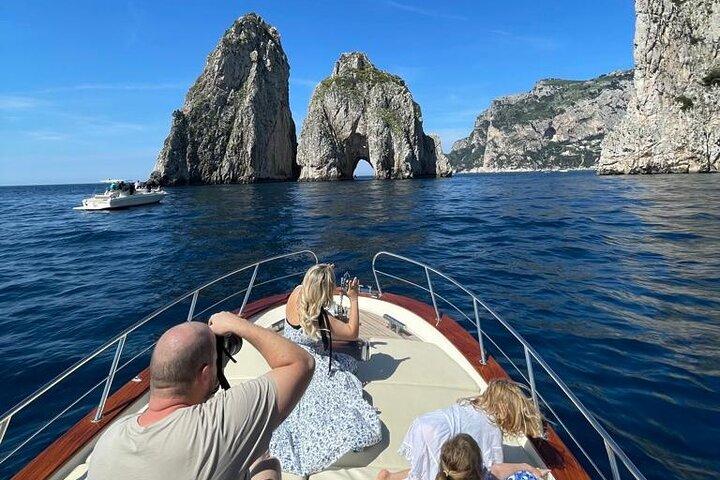 Passeio de barco privado em Capri saindo de Positano ou Praiano