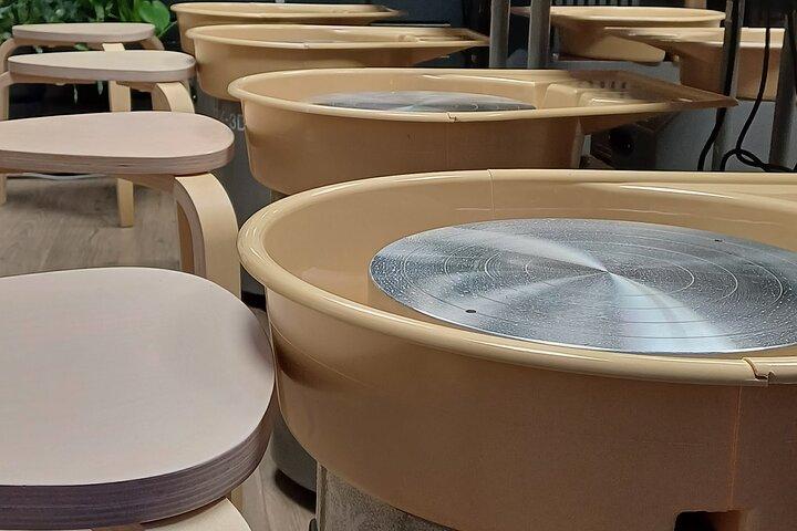 Choorstraatのターンテーブルでのガイド付き陶芸ワークショップ