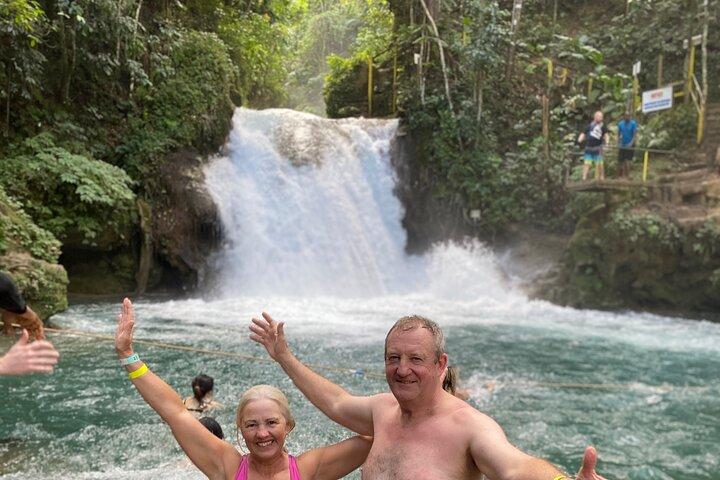 Private Blue Hole und Souvenir Shopping Tour Ocho Rios Jamaika