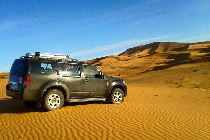 Merzouga 4x4 Tours para explorar o deserto e a cidade berbere nômade
