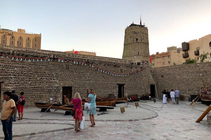 Oplev Old Dubai: Privat halvdagstur i Souks & Creek