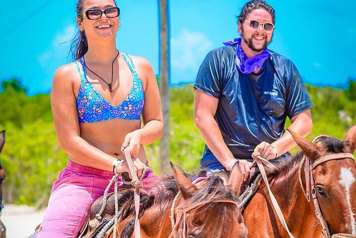 Equitazione sulla spiaggia di Macao