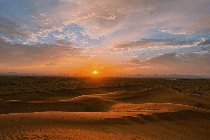 Desert Quad Safari Tour com Sandboard e Picturesstopps