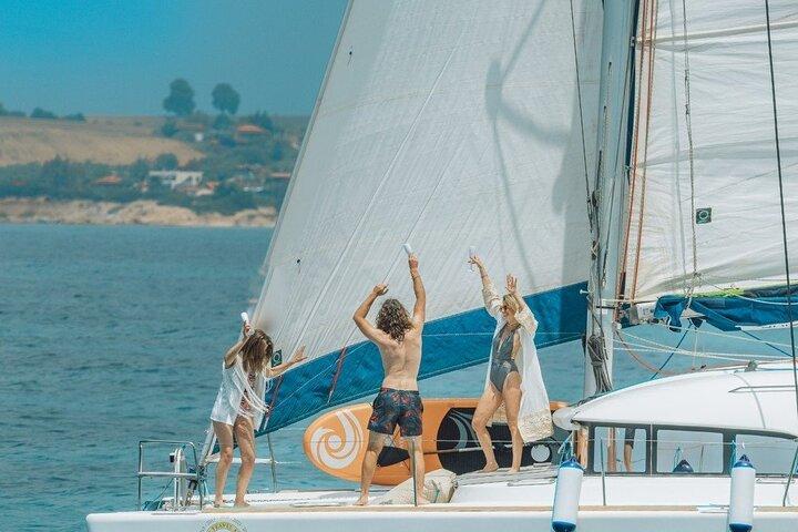 Cruzeiro privado de dia inteiro em Corfu no catamarã Lagoon