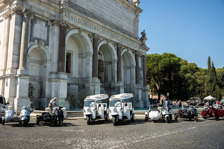 Rome Tuk-tuk Tour with Hotel Pickup and Prosecco
