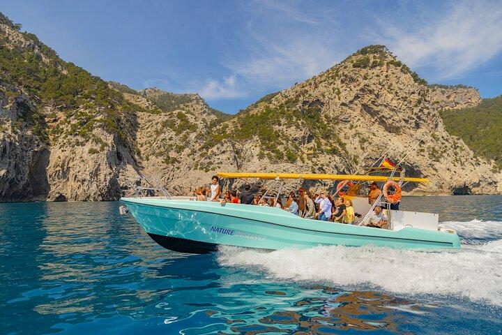 Passeio de barco pelo Parque Natural Llevant com snorkel e enseadas escondidas