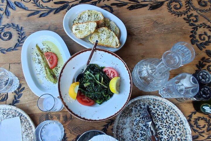 Excursão gastronômica grega Ouzo e Meze com um local