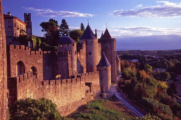 Private Konferenztour: Stadt, Château Comtal und Stadtmauern