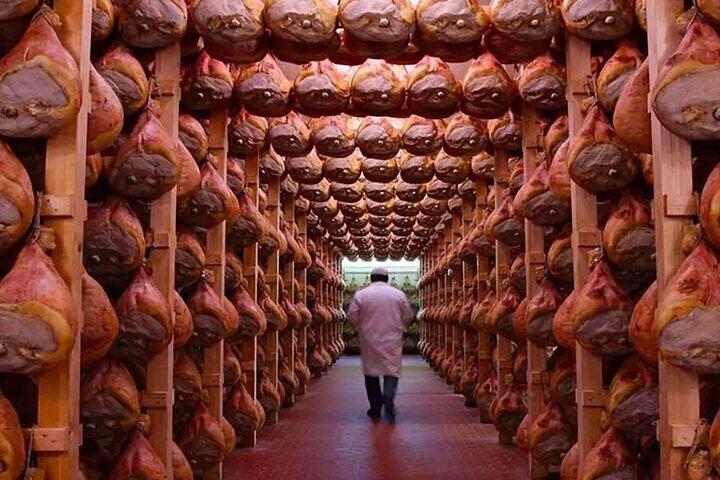Atrás das Escenas em Prosciutto di Parma Tour & Degustação