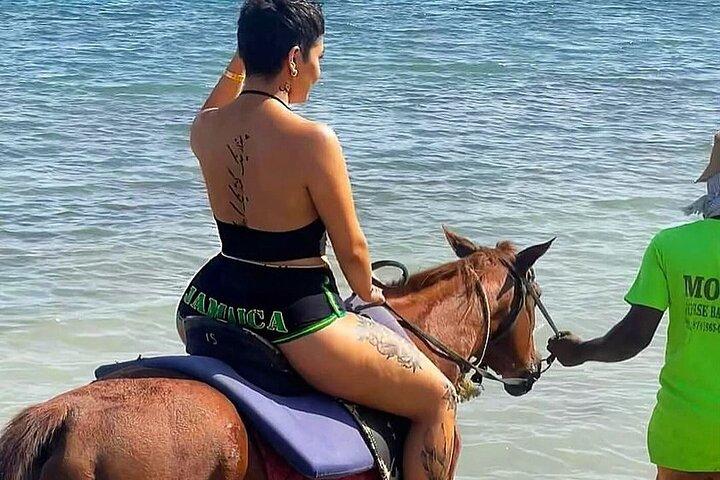Epico giro a cavallo e nuotata e Blue Hole da Montego Bay privato