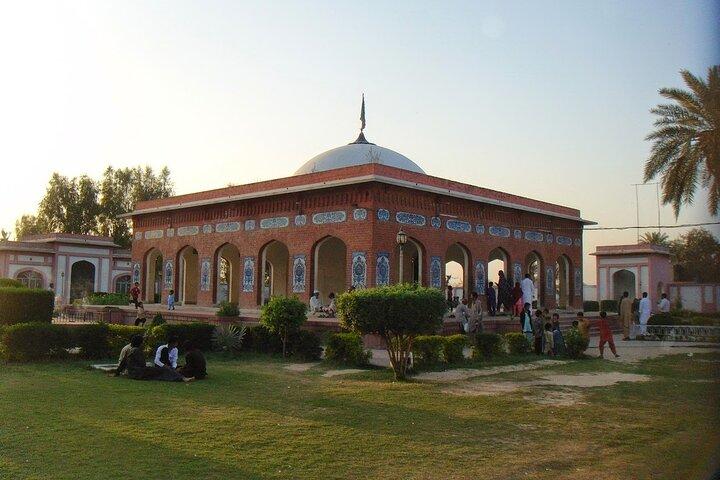 Heer Ranjha Tomb & Jhang City Pvt ガイド付き & オールインクルーシブ1日ツアー