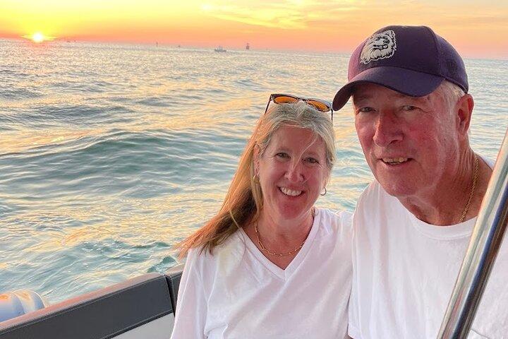Sunset Champagne e Charcuterie Charter em Tampa (disponibilidade privada)