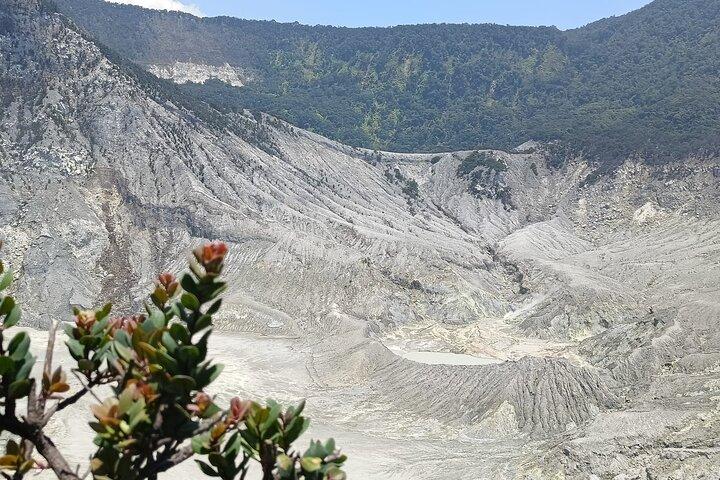 ジャカルタからの火山と熱い石の泡のドマス クレーター ランチ