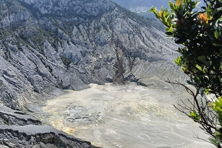 ジャカルタからの火山と熱い石の泡のドマス クレーター ランチ