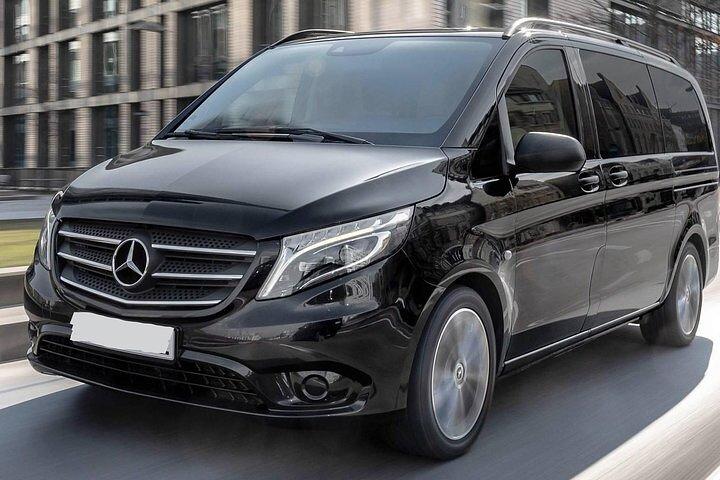 Transfert privé à l'arrivée de l'aéroport de Zurich ZRH à la ville de Zurich en van de luxe