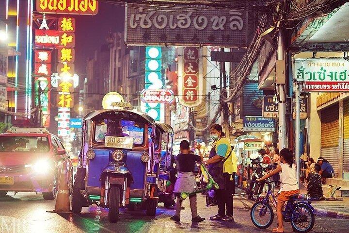 Tuk-Tuk-Tour durch Bangkok bei Nacht mit Chinatown Street
