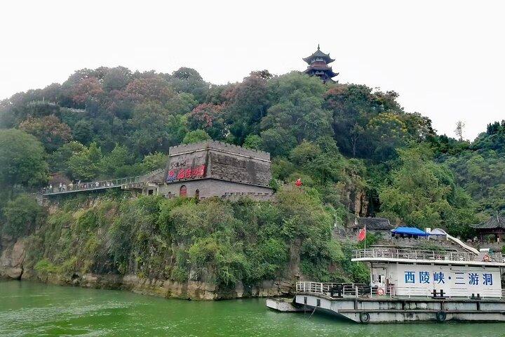 Private Tagestour in Yichang zur Sanyou-Höhle und zum Sanxia-Wasserfall