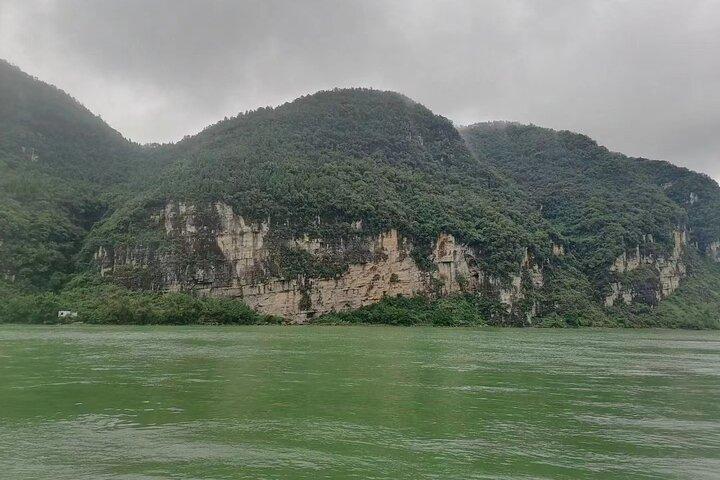 Private Tagestour in Yichang zur Sanyou-Höhle und zum Sanxia-Wasserfall