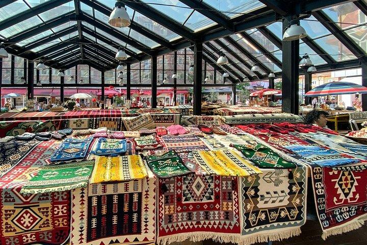 Lokal madoplevelse og vandretur i Tirana