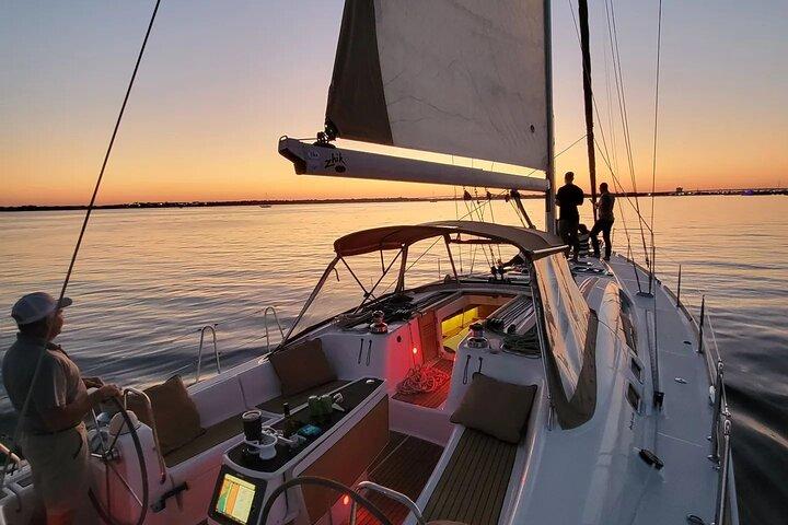 Private Luxury Sunset Sail no iate de vela de 50ft Fate BYOB