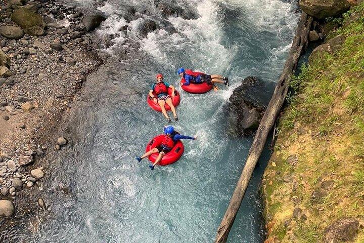 Tubing-Tour im Río Celeste und Tageskarte für Naturpool