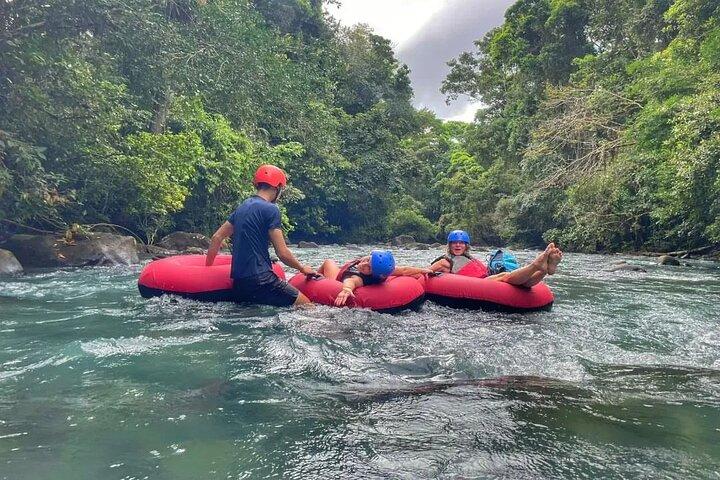 Tubing-Tour im Río Celeste und Tageskarte für Naturpool