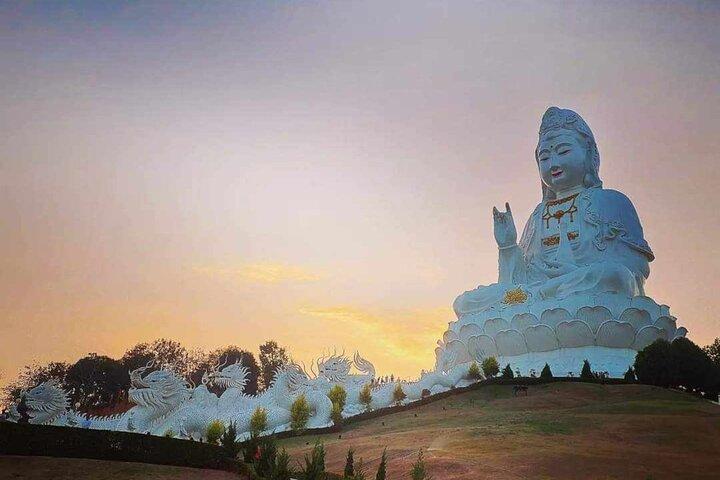 Heldags-tur til Chiang Rai-templer fra Chiang Mai med varme kilder