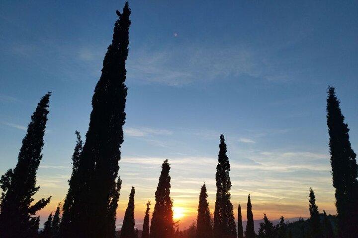 Caminata por la montaña Hymettus al atardecer en Atenas