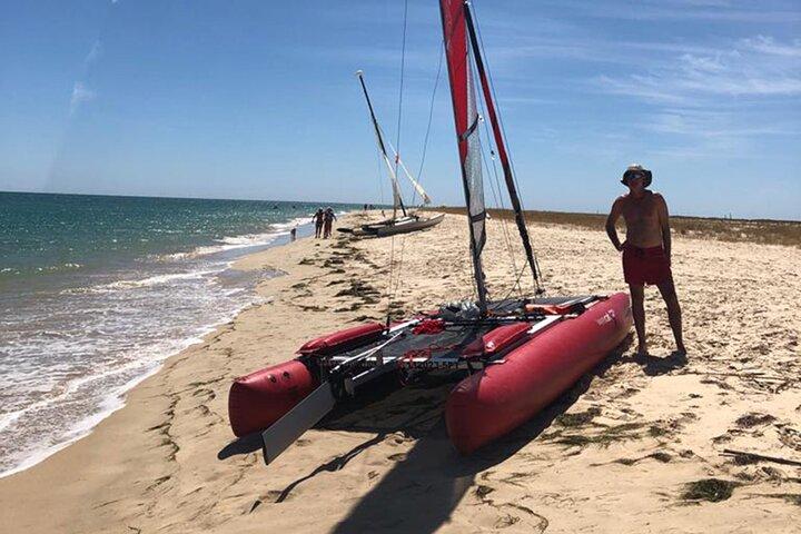 A Ria Formosa num Pequeno e Desportivo Catamarã Privado à Vela