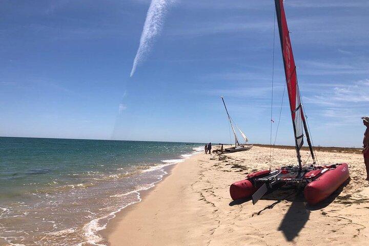 A Ria Formosa num Pequeno e Desportivo Catamarã Privado à Vela