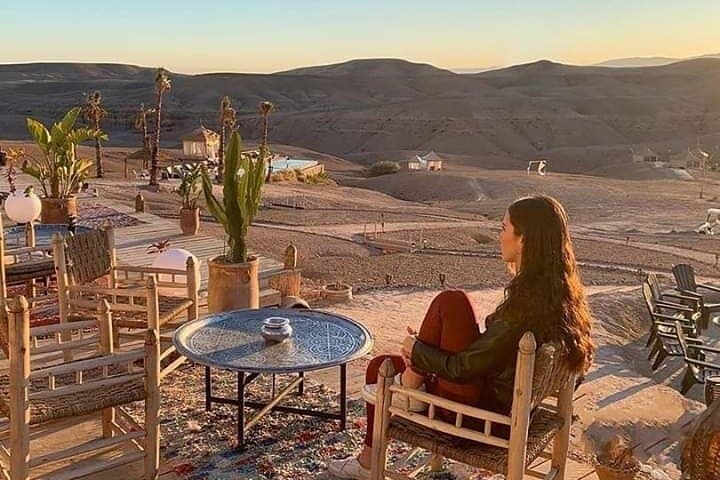 Marrakech: Sunset Dinner in Agafay Desert with show & Transport