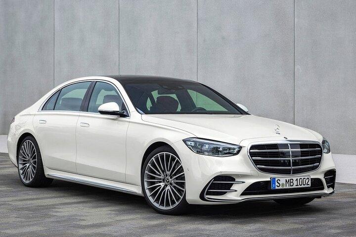 Mercedes Benz with Chauffer in Dubai for 10 Hours