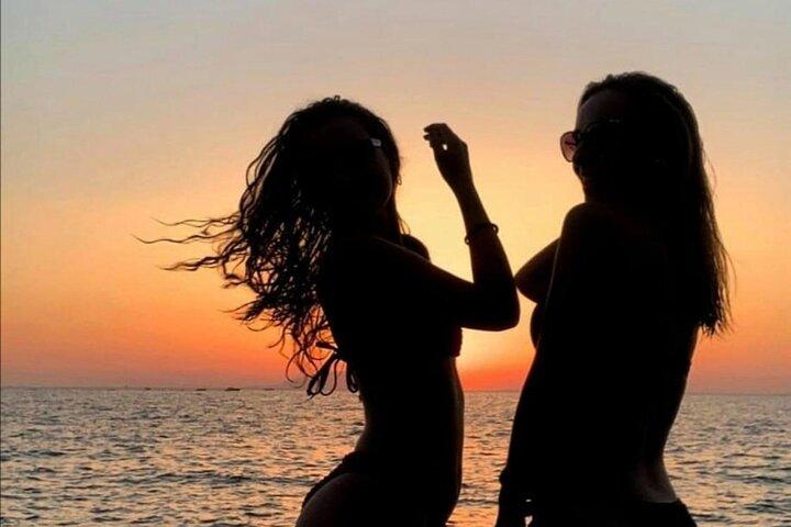 Sunset sharing tour in barca con aperitivo a Sorrento o Positano