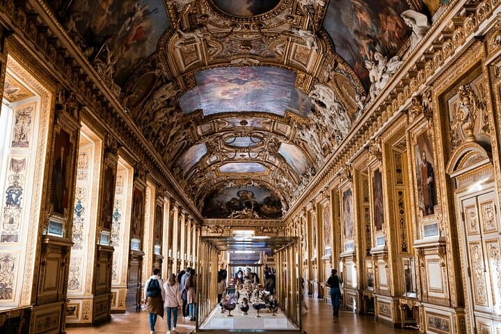 Louvre Art Heists & Scandals–Guided Tour with Entry