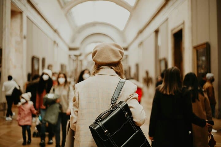 Louvre Art Heists & Scandals–Guided Tour with Entry