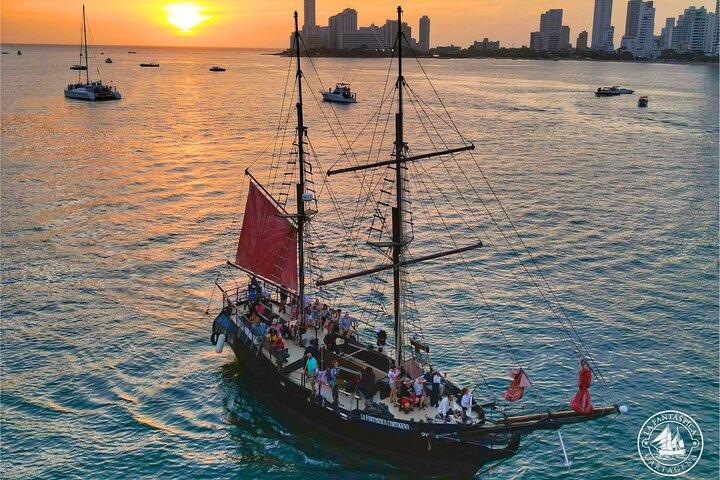 Cartagena, CO: Sunset Skyline Bay Tour sur un bateau pirate + boissons