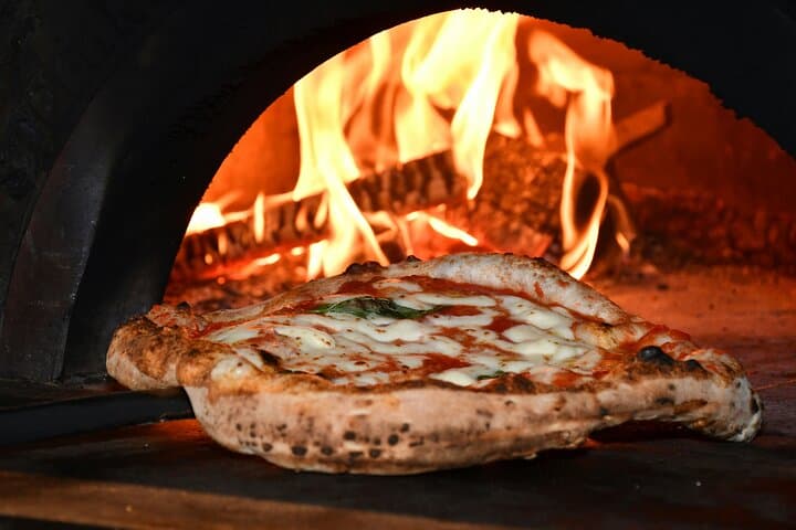 Naples Pizza Secrets Class with Tastings at a Historic Pizzeria
