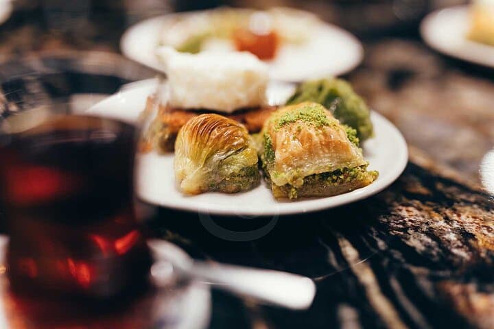 1 Istanbul Tour: Highlights, Street Food & Hidden Pearls