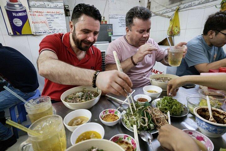 Saigon Street Food bei Nacht : Jeep- oder Motorradtour der US Army